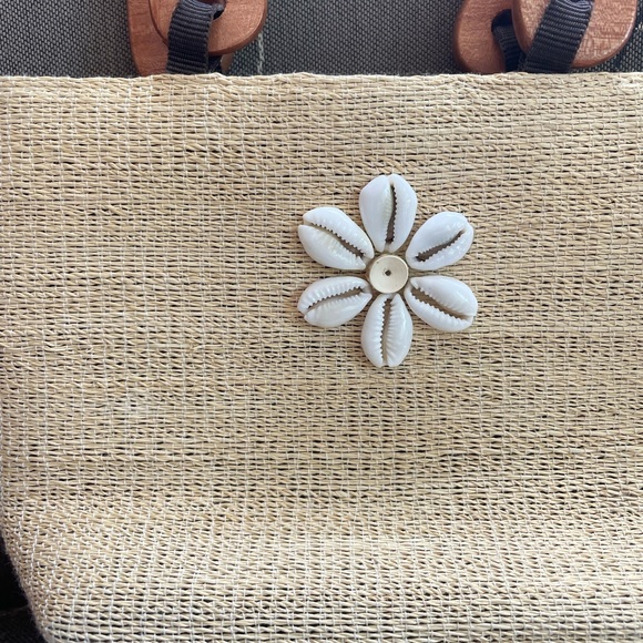 Small Boho Chic Wood Handle Puka Shell Handbag - Picture 2 of 10